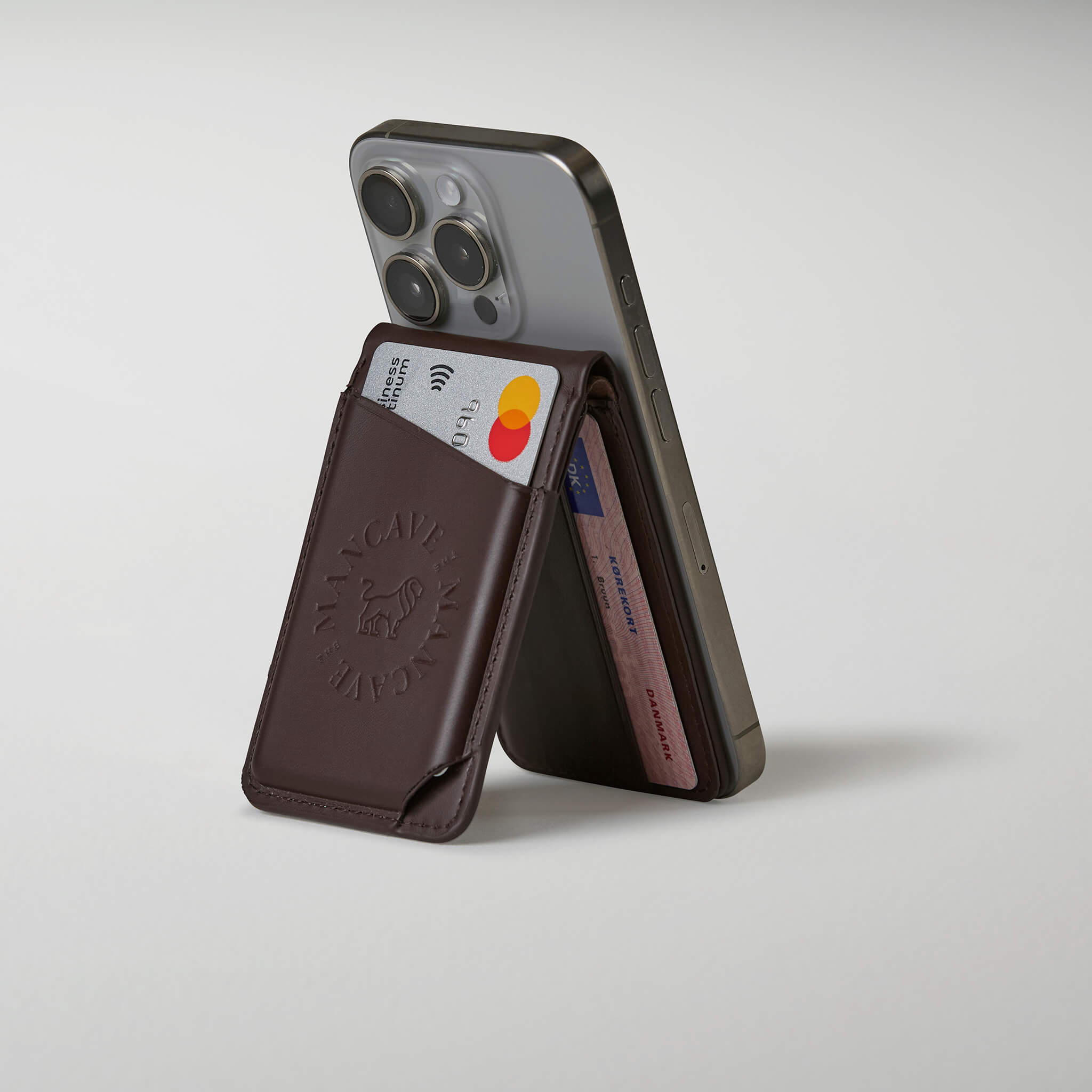 Magnetisk iPhone-wallet i læder med foldbar stand og plads til kort – The Premium Vault Stand