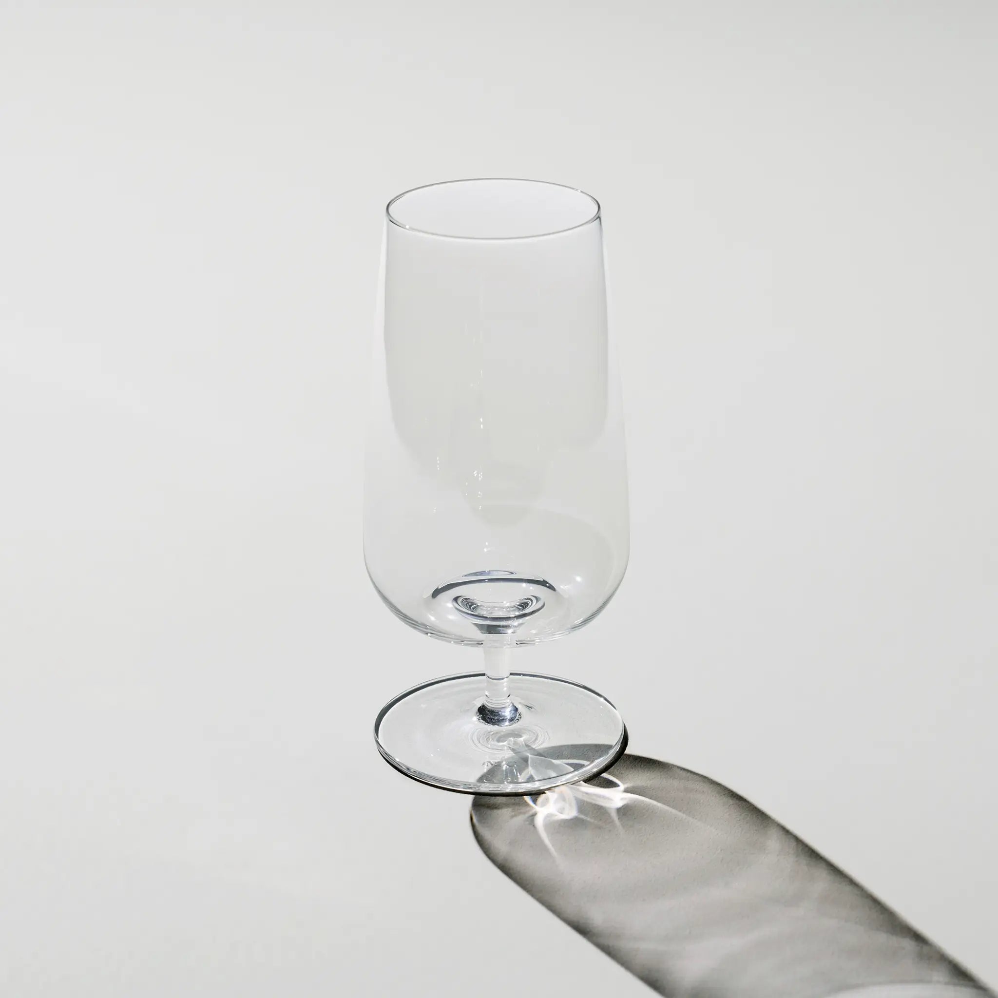 Sæt med 2 tomme Brewer’s Beer Glass – høje, slanke ølglas med fod, designet til pilsner og lager, fremhæver smag og bevarer kulsyre.