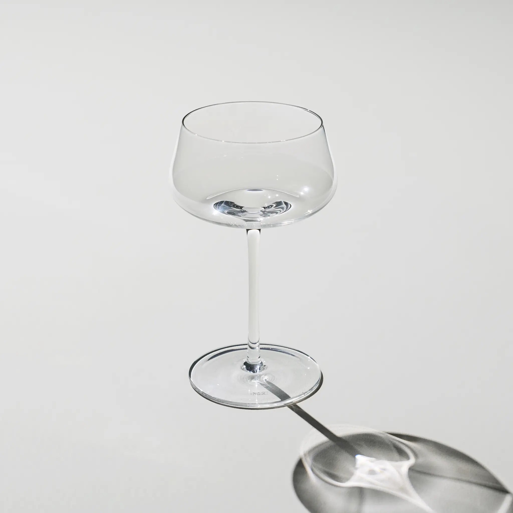 Tomt Beyond Bubbly Coupe – eksklusivt mundblæst champagneglas med bred åbning og fin balance, sæt med 2 fra The Mancave.