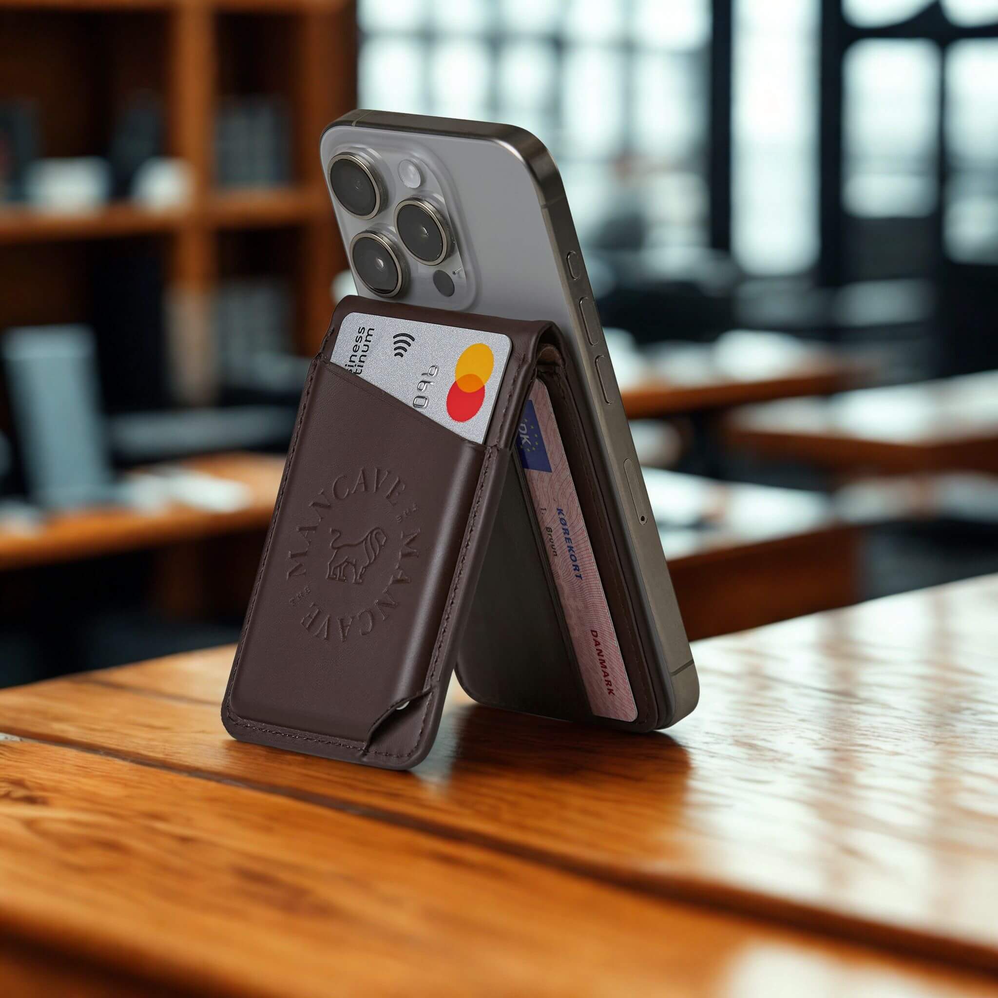 The Premium Vault Stand – Mobilholderen, der faktisk fortjener din telefon