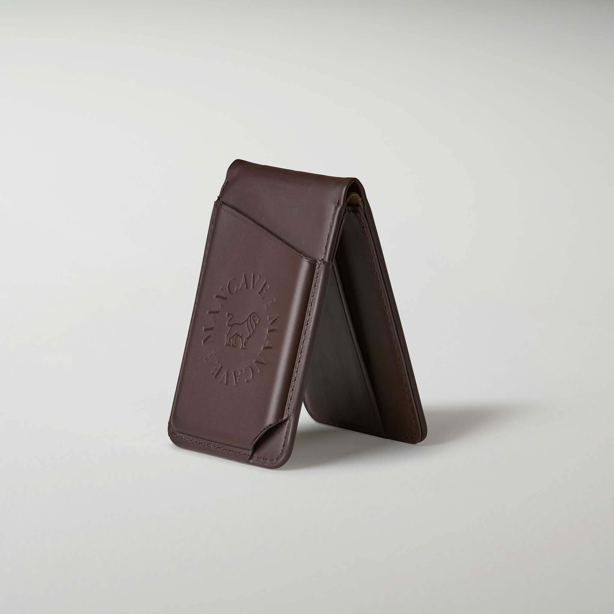 Læderkortholder med MagSafe og justerbar stand til iPhone – The Premium Vault Stand i brunt læder